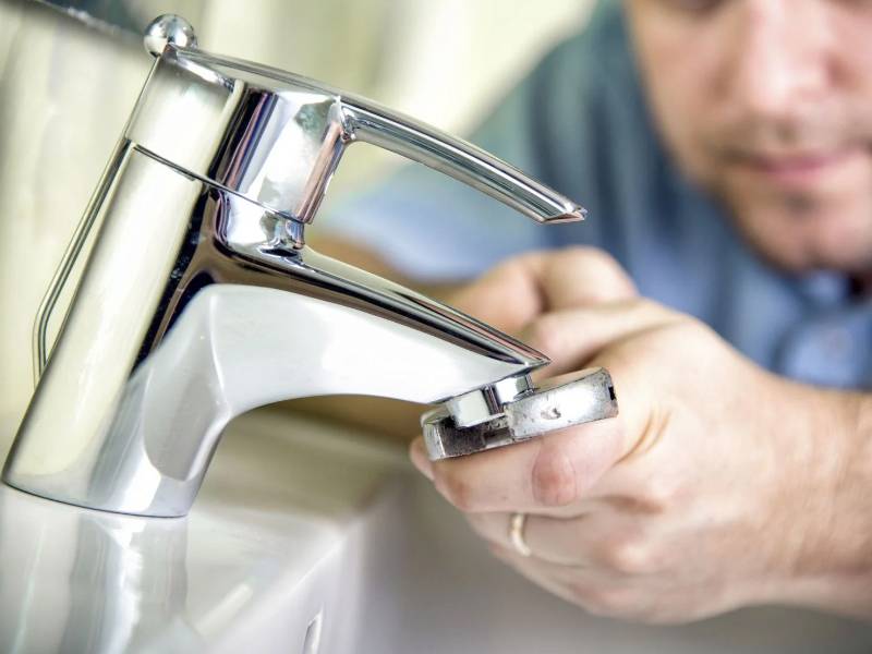 Réparation d’une fuite sur un robinet